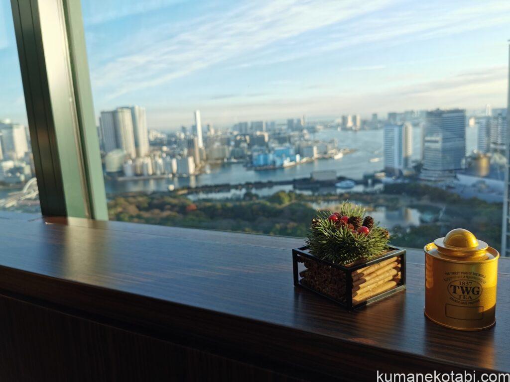 コンラッド東京のバー＆ラウンジ「トゥエンティワン」アフタヌーンティーの窓側席の東京湾ビュー